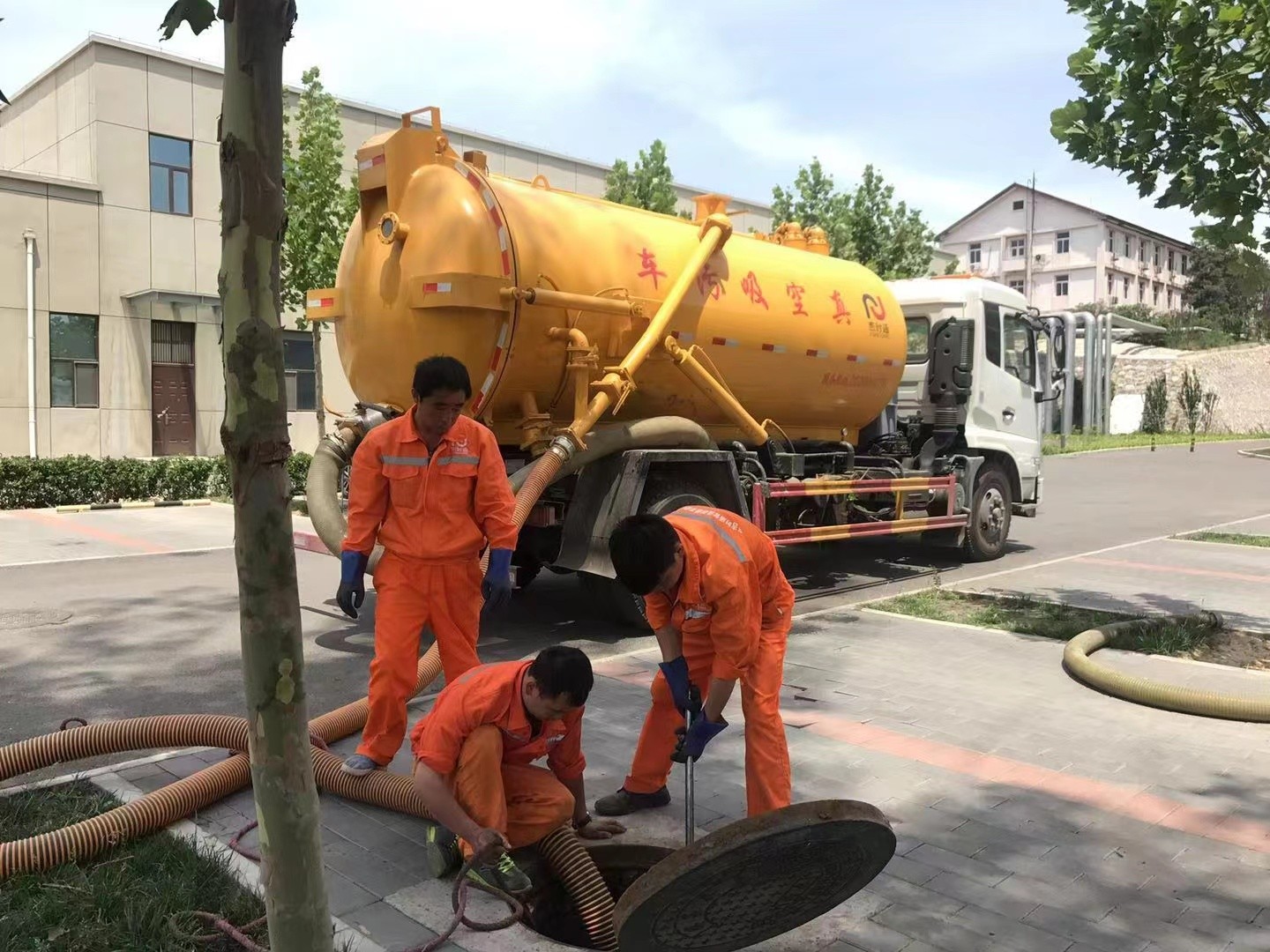 观山湖管道疏通车停在窨井附近