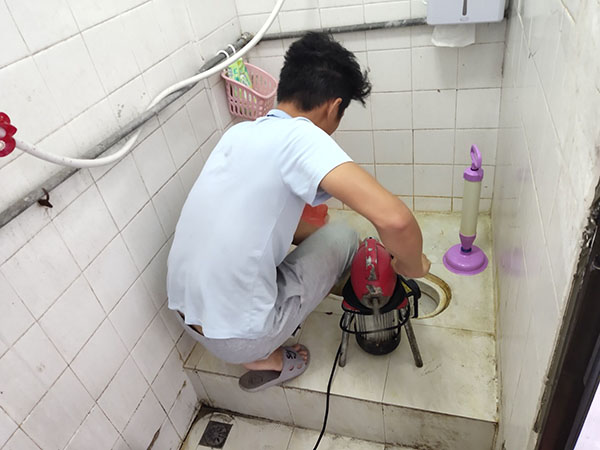 观山湖管道堵塞冒臭气 专业师傅现场解决问题